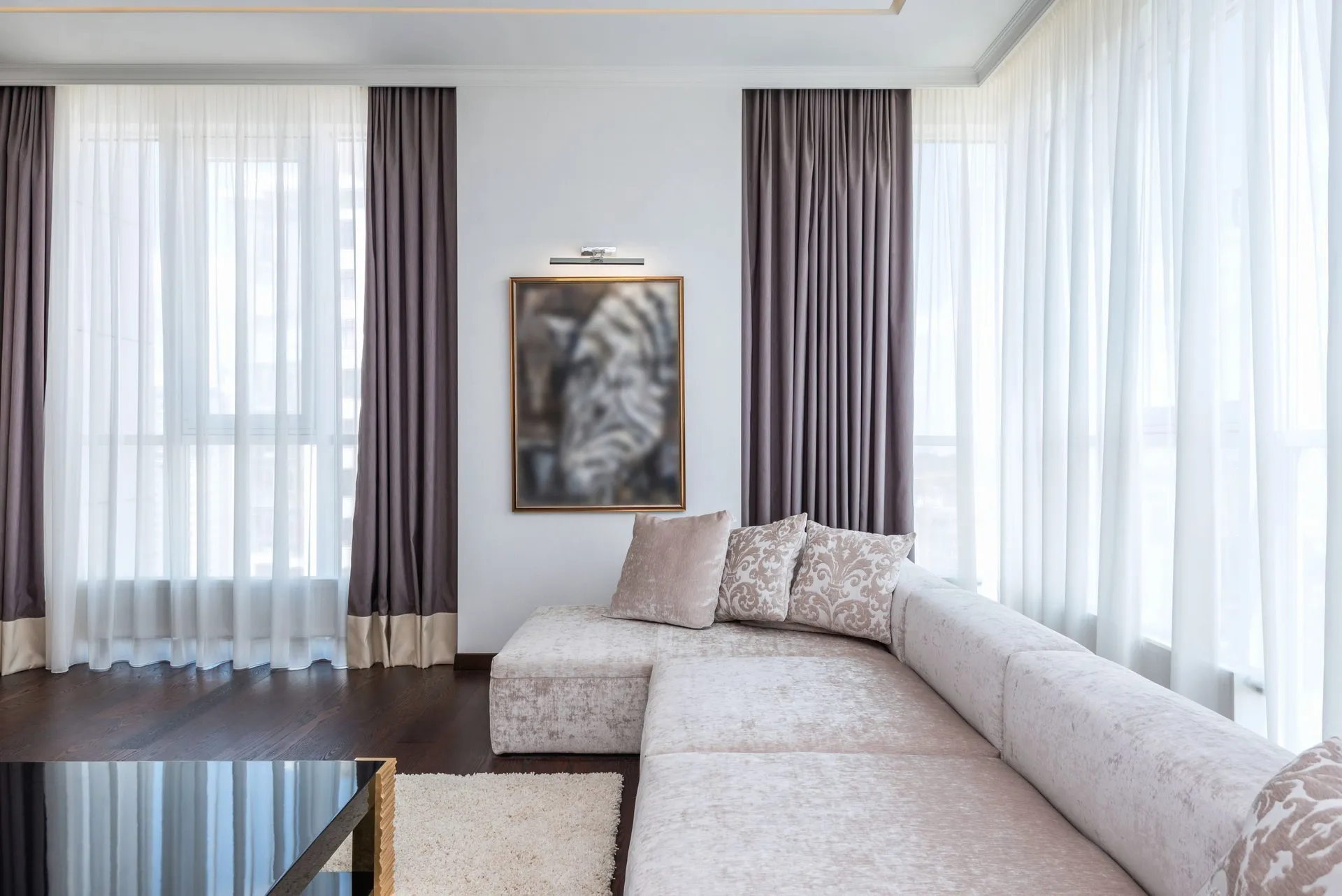 Tül ve fon perdeli aydınlık salon